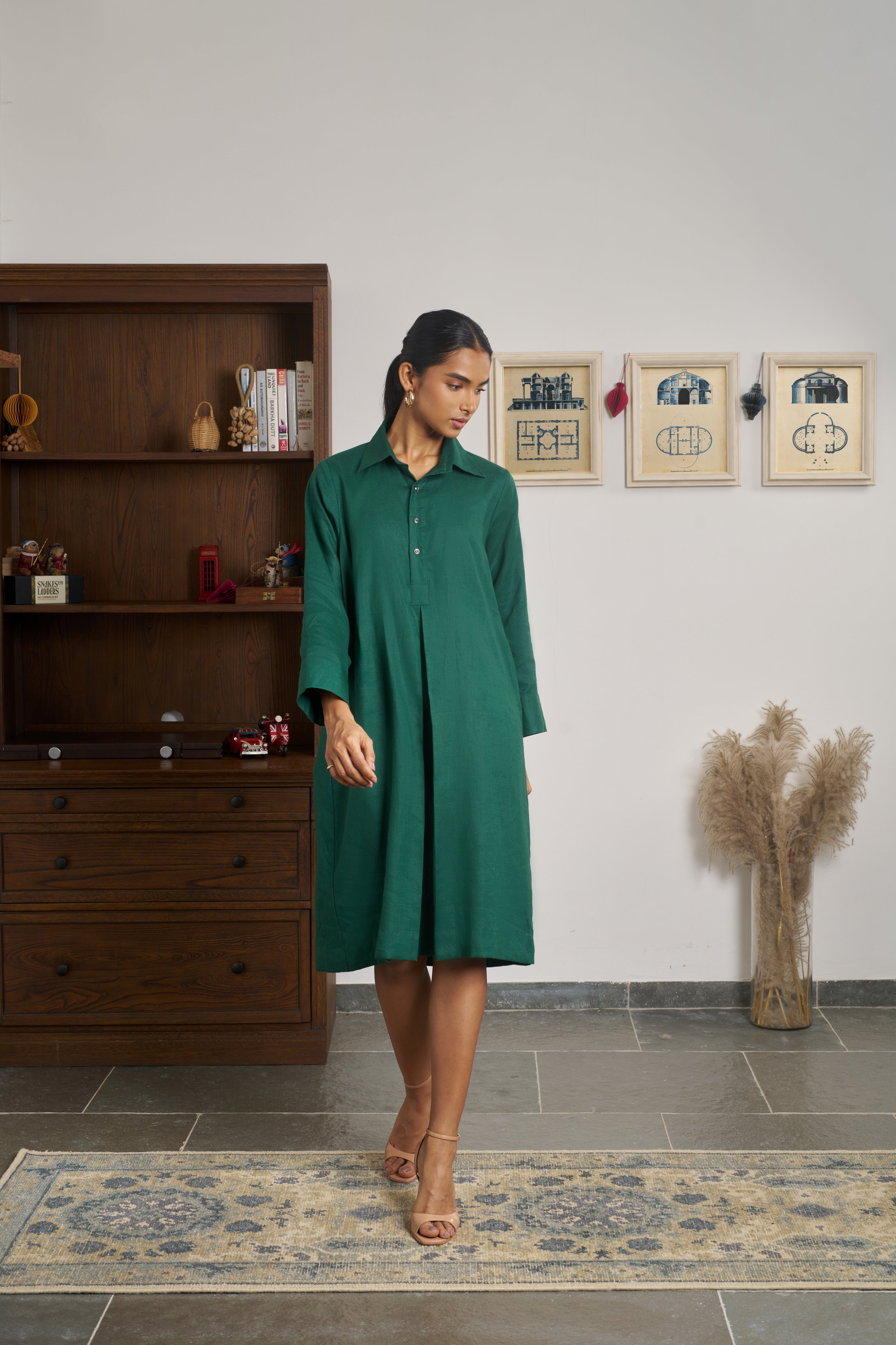 Woman in a green dress. linen dresses for women India, comfortable linen dresses India