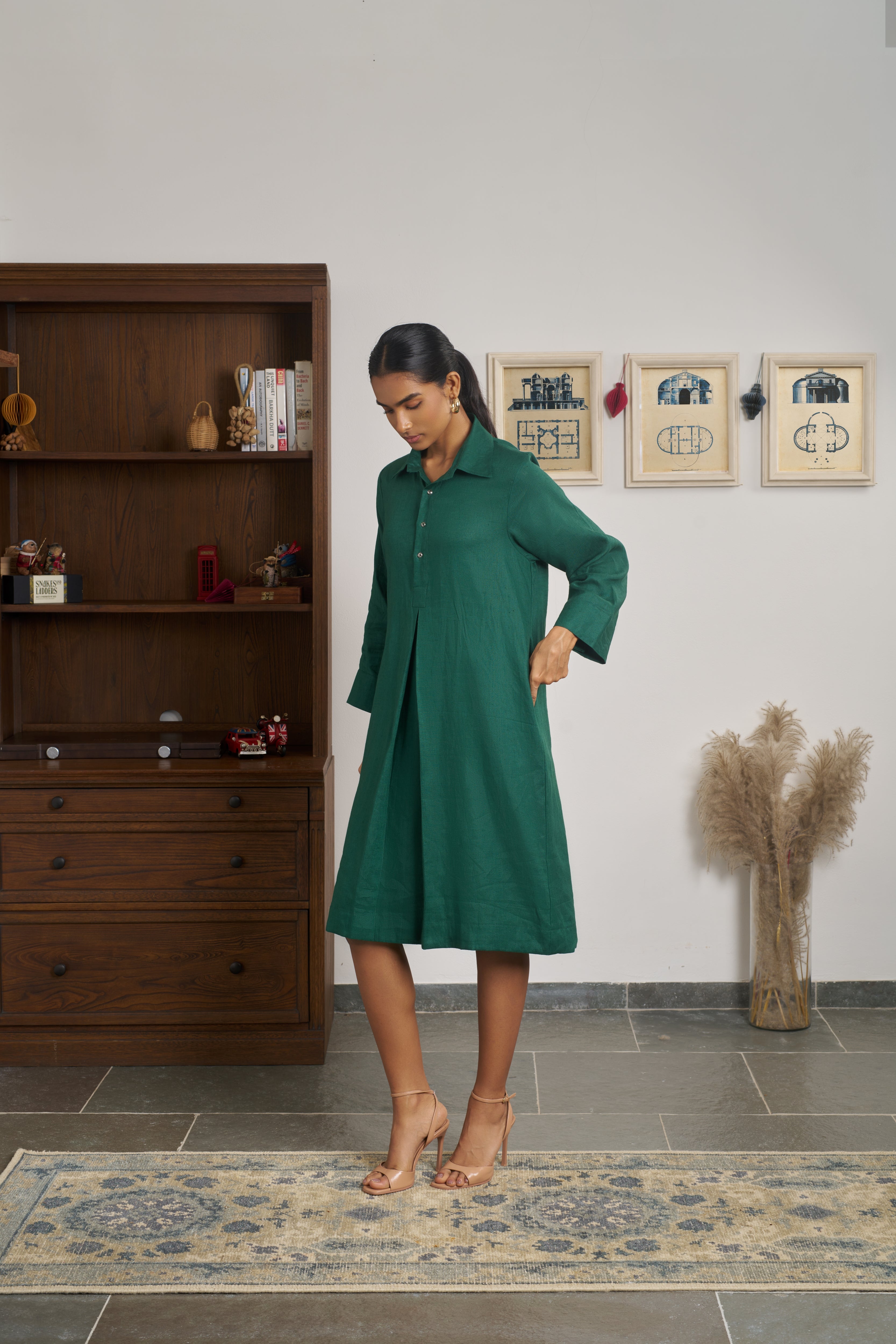 Woman in a green dress. linen dresses for women India, comfortable linen dresses India