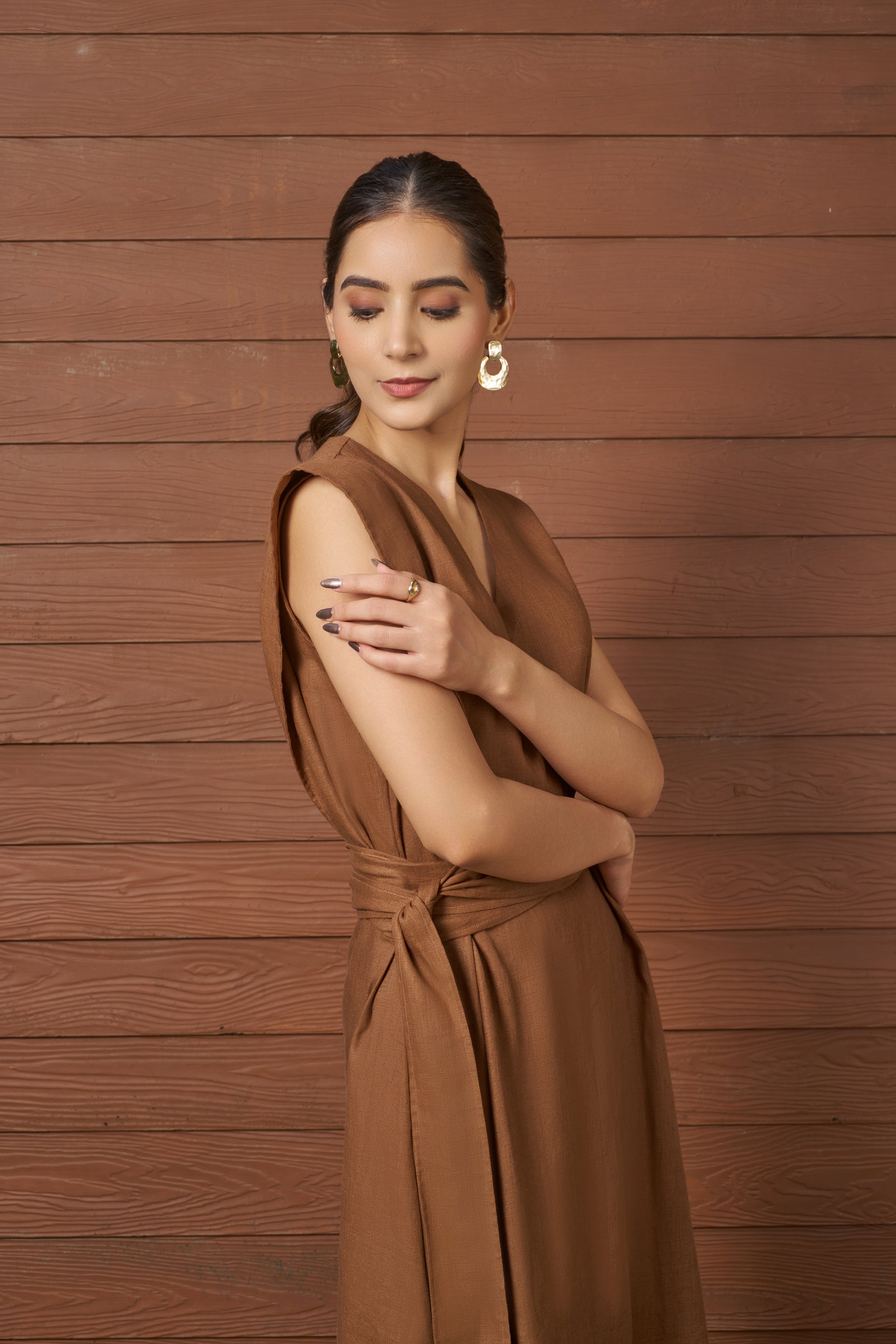 Woman wearing a brown dress.  handmade linen clothing India
,linen dresses shop online